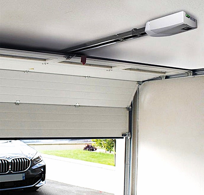 Instalación técnica de motor de techo para automatización de puerta de garaje seccional en Barcelona y Sant Boi de Llobregat.