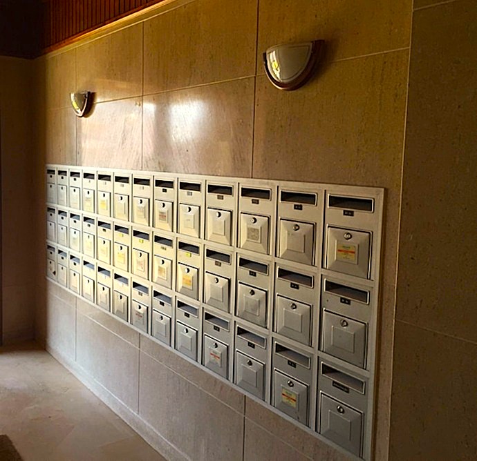 El acero inoxidable AISI 304 garantiza durabilidad eterna de los buzones. Actualiza la entrada de tu finca en Sant Boi con Cerrajeros Técnicos.