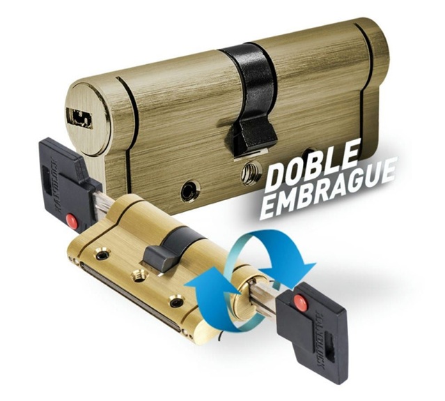Cilindro de seguridad con sistema de doble embrague mostrando llaves insertadas en ambos lados para permitir la apertura exterior con la llave puesta por dentro, recomendado por Cerrajería La Línea Locksmith 24 hrs.