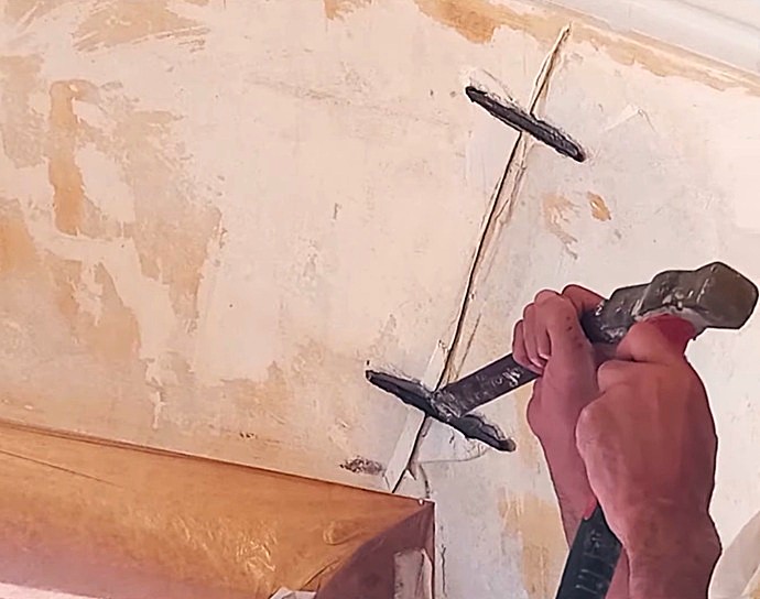 Detalle técnico de cosido de grieta mediante inserción de varillas de acero y resina epoxi en pared interior.<