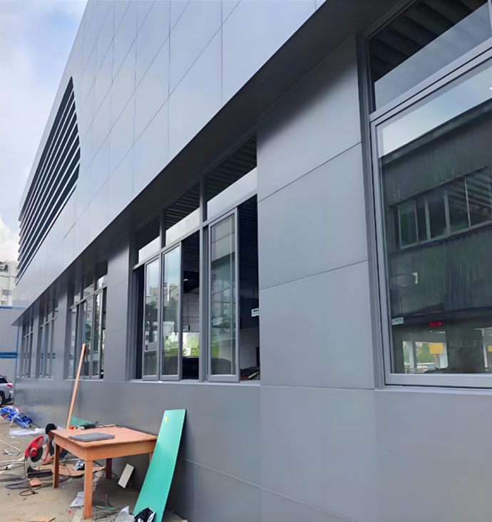 Rehabilitación de fachada con paneles técnicos y modernos ejecutada por Europa 9.