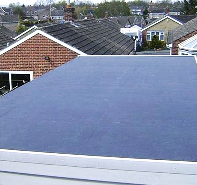 Cubierta  plana rehabilitada con membrana continua de caucho EPDM negro, garantía  de impermeabilización total sin juntas instalada por Europa 9