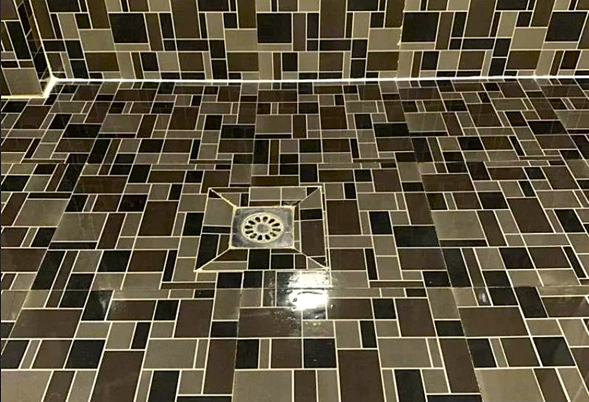 Detalle de sumidero y pendientes en terraza plana saneada por Europa 9 para evitar filtraciones.