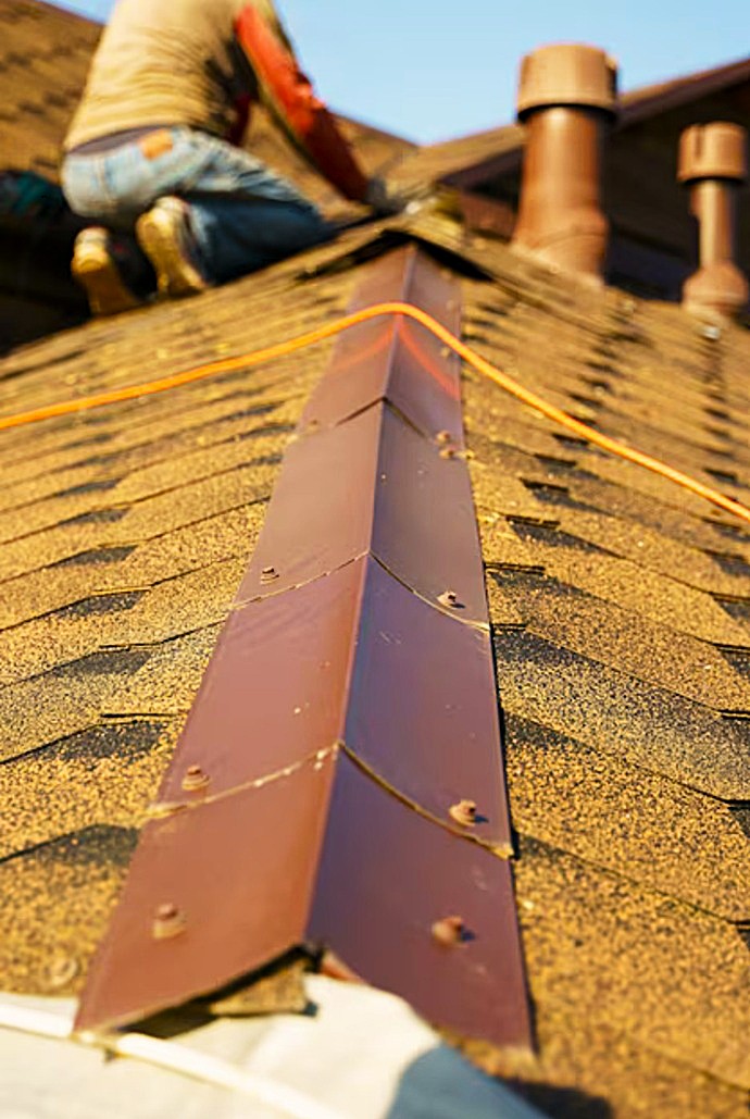 Técnico de Europa 9 inspeccionando y reparando cumbrera en tejado inclinado para evitar goteras.