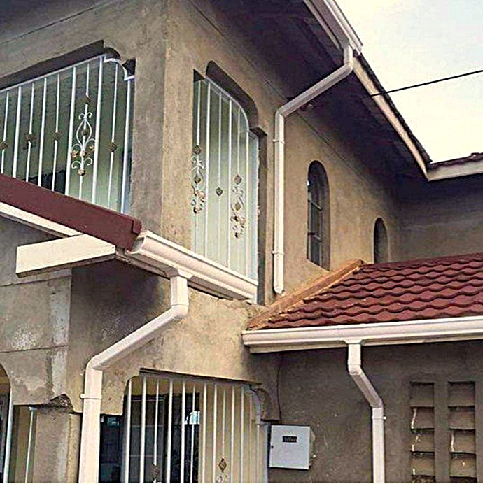 Sustitución  y montaje de bajantes y canalones pluviales en fachada de edificio,  mantenimiento preventivo en comunidades del sur de Tenerife.