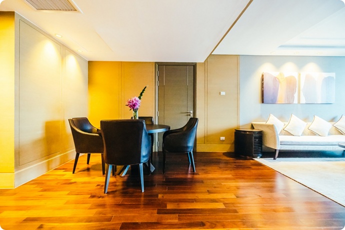 Interior de  vivienda moderna reformada con falsos techos de Pladur, iluminación LED  perimetral y suelo de parquet recién instalado.