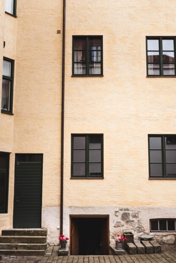 Vista detallada de textura en fachada rehabilitada mostrando un acabado sólido y resistente tras años de exposición.