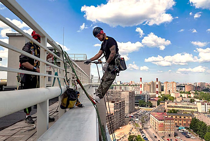 Equipo de intervención exprés asegurando zona de trabajo en tejado residencial sin uso de estructuras auxiliares.