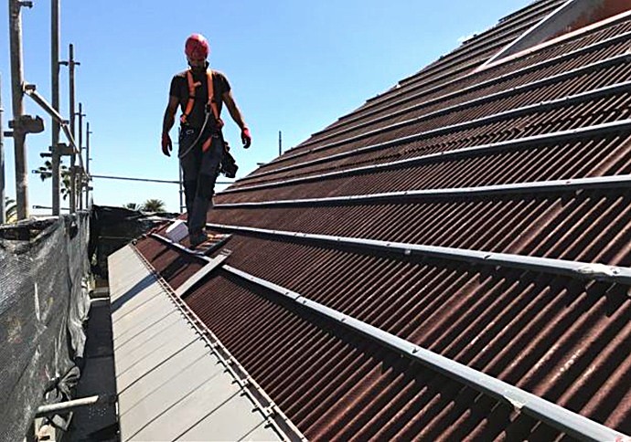 Onduline asegura un flujo de aire continuo bajo teja garantizado por el sistema de ondas.
