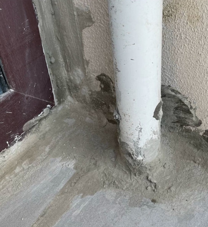 Europa 9 ejecutando el sellado técnico de paramentos y bajantes en Valencia.