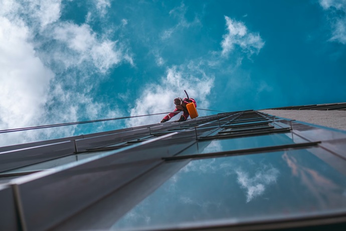 Operario especializado de Europa 9 realizando una reparación técnica puntual en fachada de exterior mediante sistema de cuerdas.