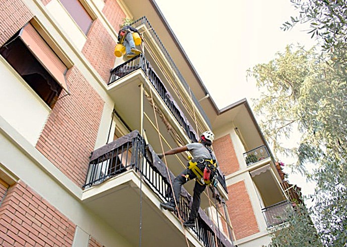 Rehabilitación focal en edificio residencial, abarcando saneamiento y pintura en las superficies afectadas.