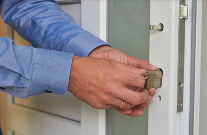 La inercia letal del bumping y la física que abre su hogar. Protéjalo con Cerrajería La Línea Locksmith