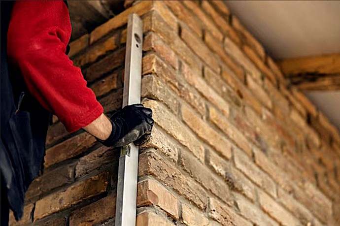 Técnico especialista de Europa 9 comprobando replanteo métrico en redistribución interior de vivienda.