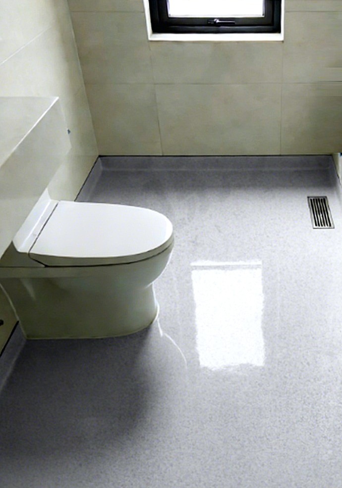 Baño con ducha a ras de suelo y desagüe lineal para evacuación eficiente de agua por Europa 9.