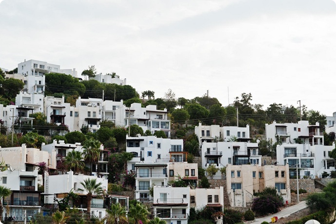 Urbanización de chalets blancos escalonados en ladera metropolitana