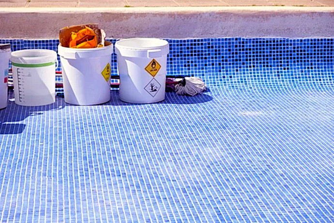 Materiales de Europa 9 para impermeabilización de vaso de piscina en Valencia, listos para la puesta a punto.