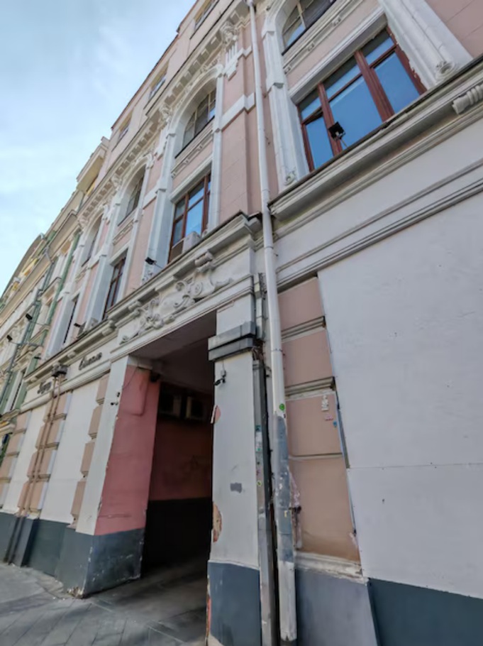 Fachada histórica con elementos ornamentales en Valencia, antes de proceder a la intervención mediante técnicas de acceso vertical sin andamios por Europa 9.