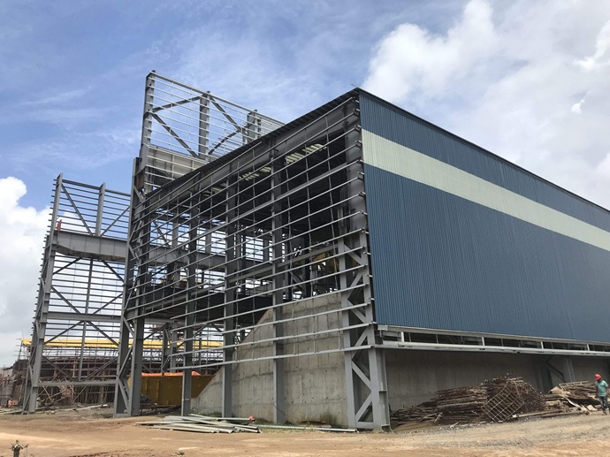 Cerramiento técnico de gran superficie con panel sándwich en estructura industrial por Europa 9.