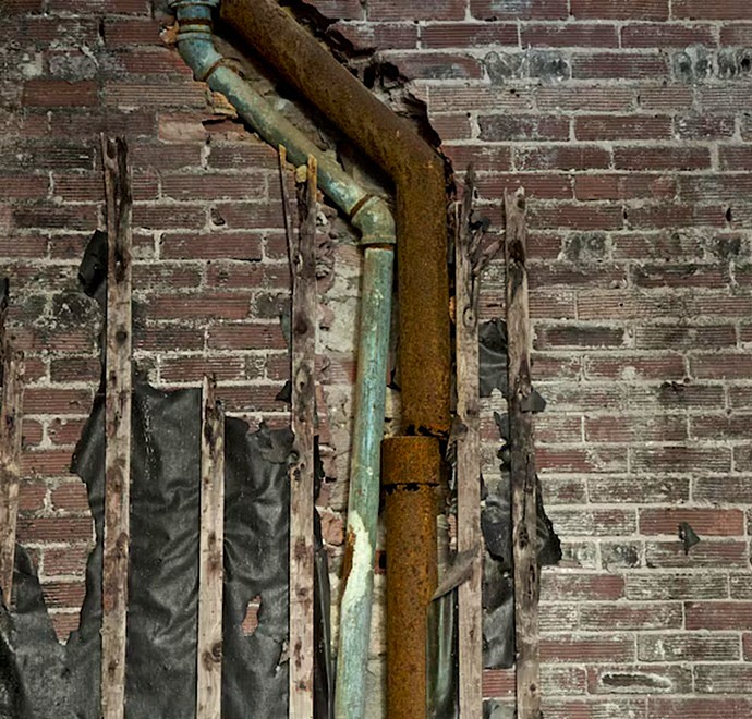 Bajantes antiguas con corrosión severa, ejemplo de patología estructural que reparamos.