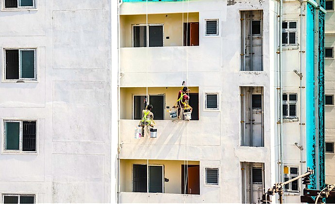 Pintores verticales de Europa 9 aplicando revestimiento protector tras la reparación.