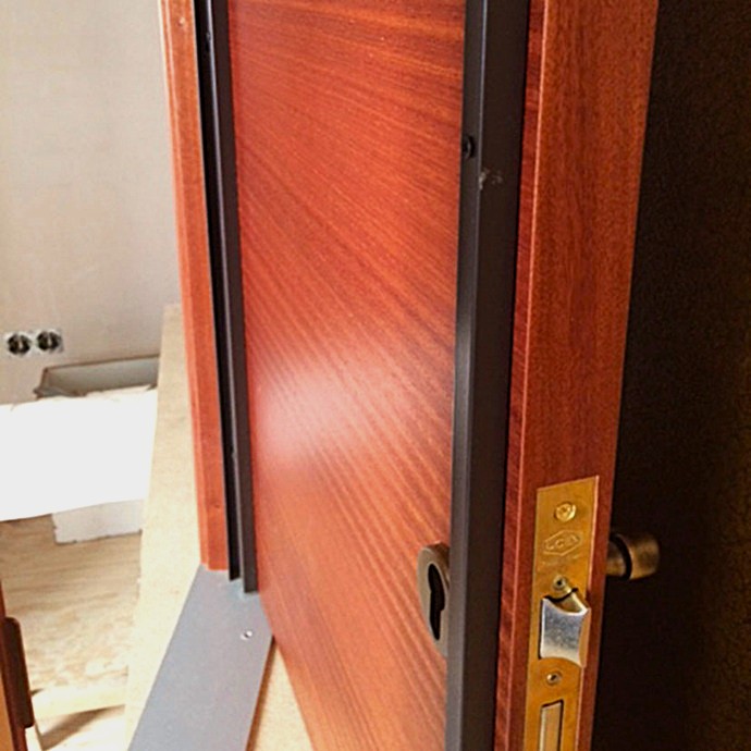 Puerta con sistema antipalanca instalado por técnicos de Cerrajería La Línea Locksmith.