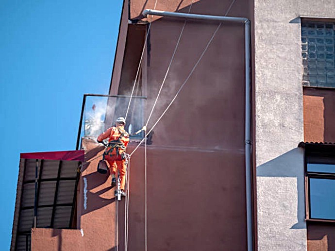 Sanidad estructural vertical y curación precisa de fachadas degradadas en Valencia.