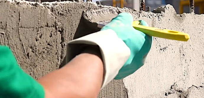 Detalle de aplicación manual de lechada técnica para sellar la porosidad mediante cristalización capilar.