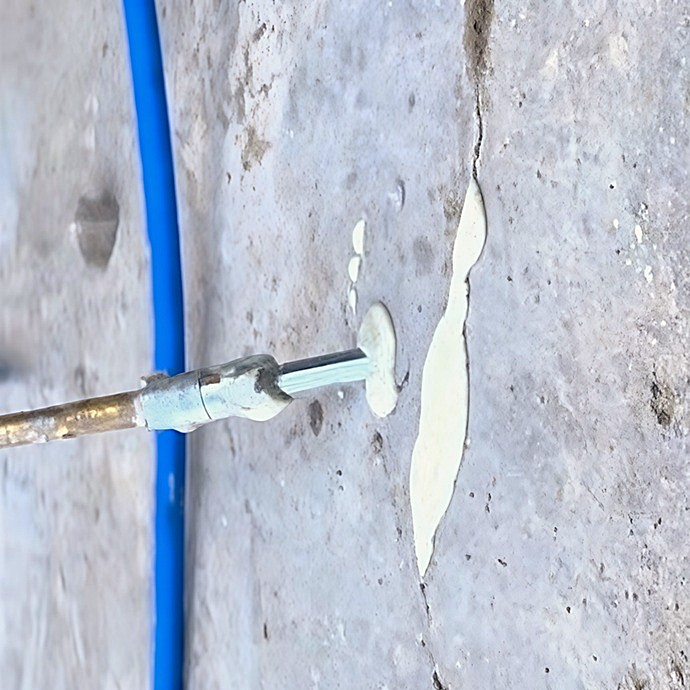 Detalle de sellado técnico de fisura estructural mediante inyección de polímero hidro-expansivo.