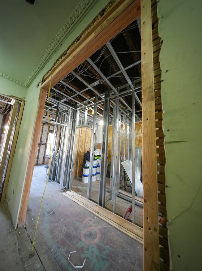 Técnicos cualificados montando pladur. Estructuras seguras para tu vivienda con Europa 9.