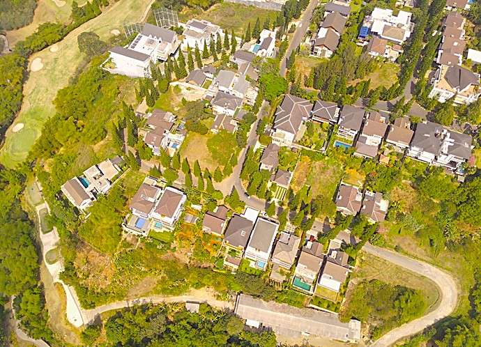 Vista aérea de un complejo residencial de alto nivel con planificación urbanística integrada y gestión de zonas verdes.