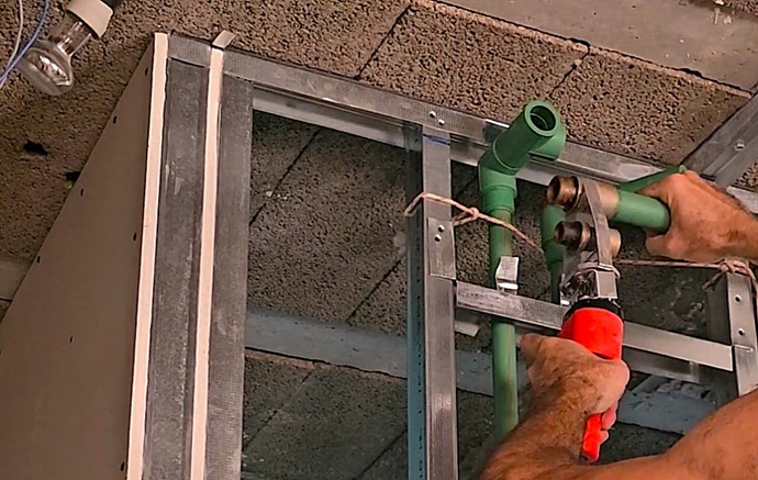 Nuestro Técnico especialista ejecutando una soldadura por termofusión a 260 grados en una red hídrica de PP-R.