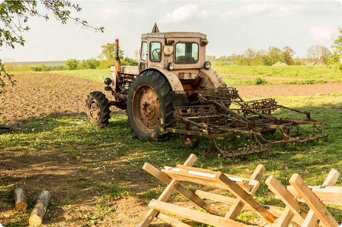 Retirada de tractor obsoleto y aperos para desguace de maquinaria agrícola en la provincia de Lugo.