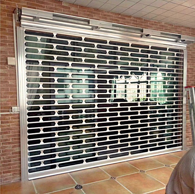 Persiana de seguridad alveolar de alta visibilidad para comercio en Barcelona.