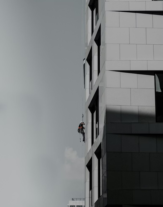 Trabajos Verticales en Valencia: Acceso Técnico y Rehabilitación sin Andamios