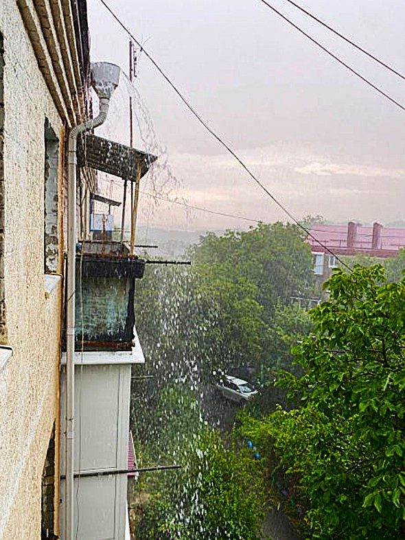Filtración hídrica severa en fachada por colapso de bajante pluvial externa.