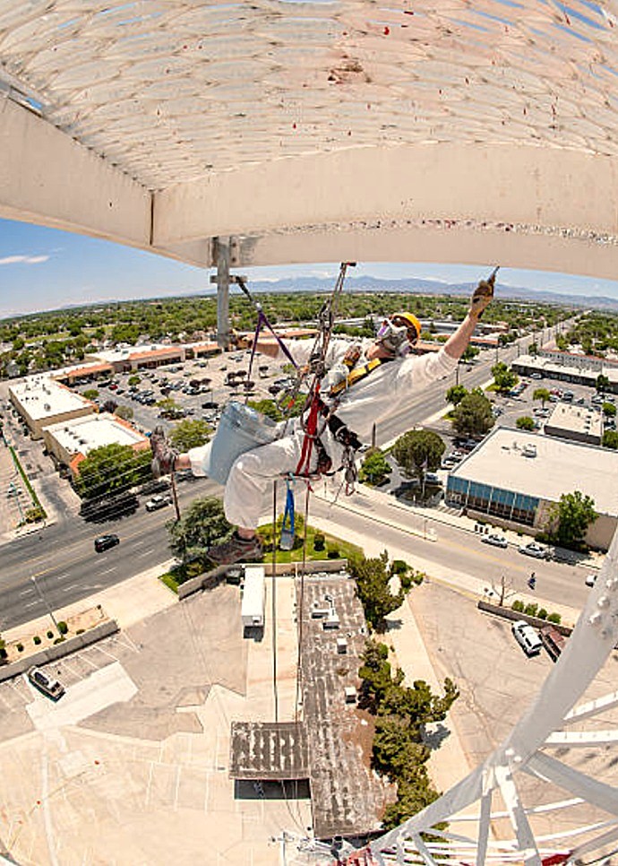 Maniobra técnica vertical realizada sobre la cúpula industrial.