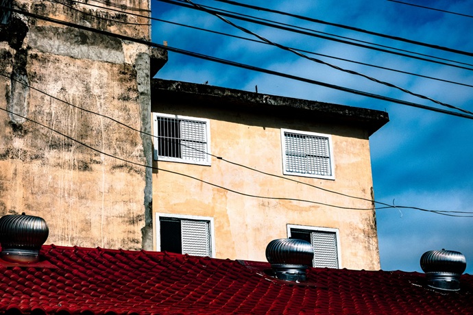 Fachada degradada de edificio en Valencia con síntomas de fatiga material y agotamiento de la envolvente.