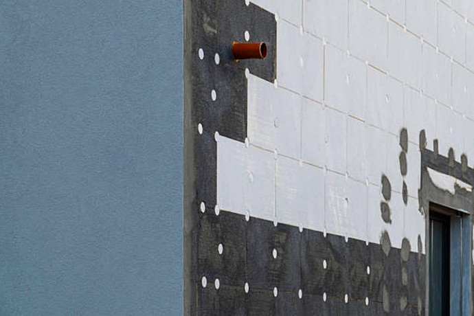 Paneles de poliestireno fijados mecánicamente para el aislamiento hídrico y térmico exterior.