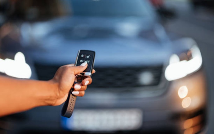 Mando de coche inteligente con tecnología Rolling Code programado en Sotogrande.