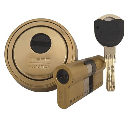 Kit de seguridad TESA TK100 y escudo acorazado E900 para viviendas en El Zabal.