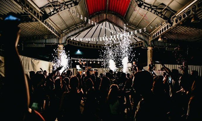 Contratar al Perfecto DJ para Fiestas Mayores en Tarragona | Discotecas Móviles Innovagroup