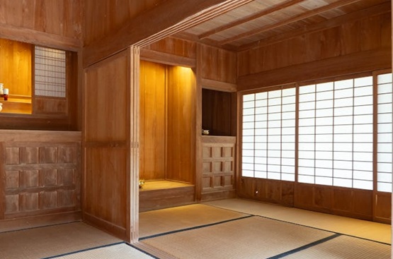 Interior de diseño con paneles correderos Shoji y ebanistería técnica de madera noble para optimizar la luz natural.