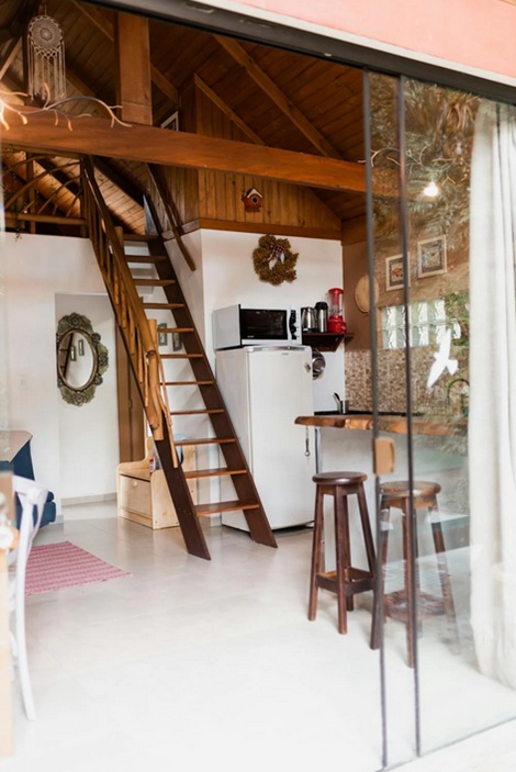 Rehabilitación de vivienda con altillo de madera para ganar superficie útil.