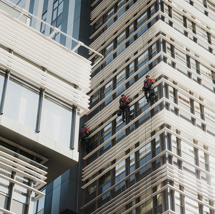 Especialistas acreditados garantizando el mantenimiento estructural de edificios de altura.