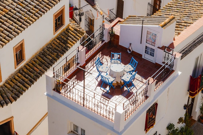 Pavimento cerámico en terraza de Campanar con impermeabilización técnica.