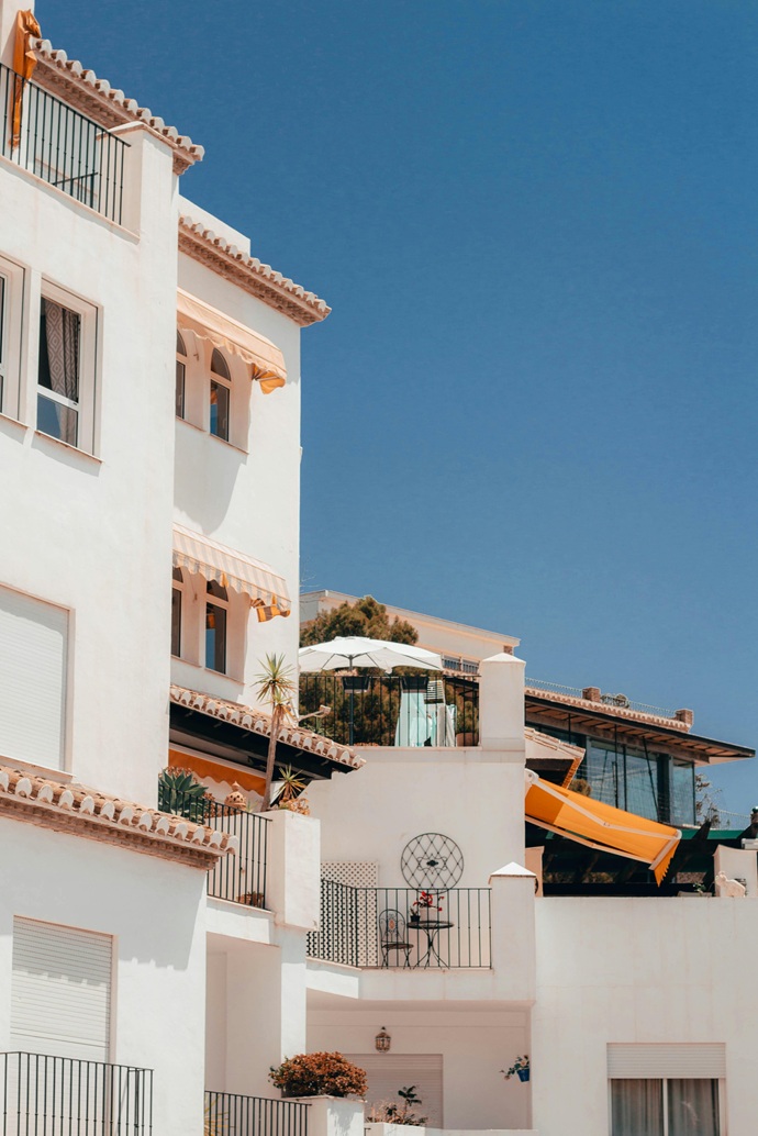 Edificio residencial con terrazas técnicas protegidas frente a la humedad. Una restauración estructural cuya piel externa y terrazas han sido tratadas por Europa 9, reflejando el confort final del propietario.