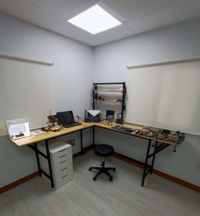 Laboratorio técnico de cerrajería forense con instrumental de microscopía digital, macrofotografía y herramientas de inspección criminalística.