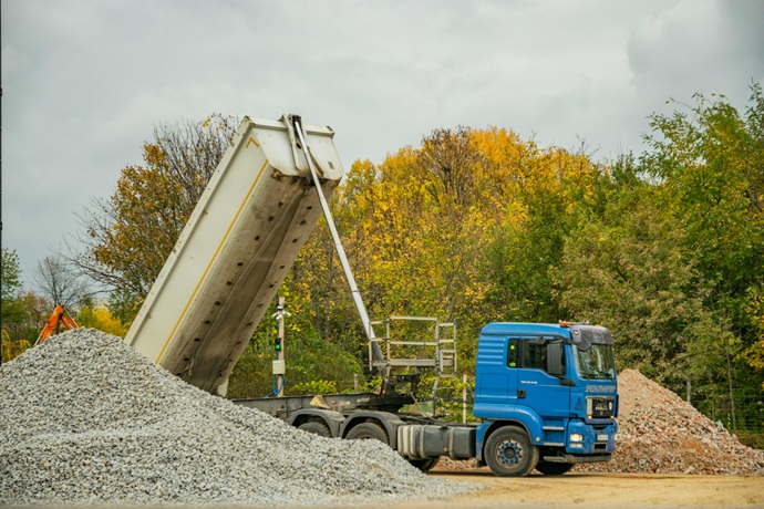 Descarga de áridos y piedra seleccionada para el relleno y compactación de suelo industrial en la provincia de Lugo.