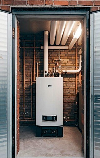 Instalación técnica de un sistema térmico centralizado con distribución de tuberías reforzadas y aislamiento para máxima eficiencia energética.